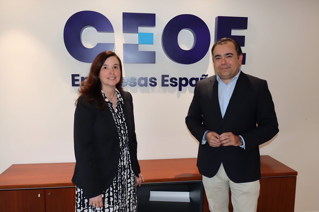 Angelines Basagoiti, CEO de Healthy Minds, junto al jefe del Área de Empresas de CEOE, Borja Echegaray