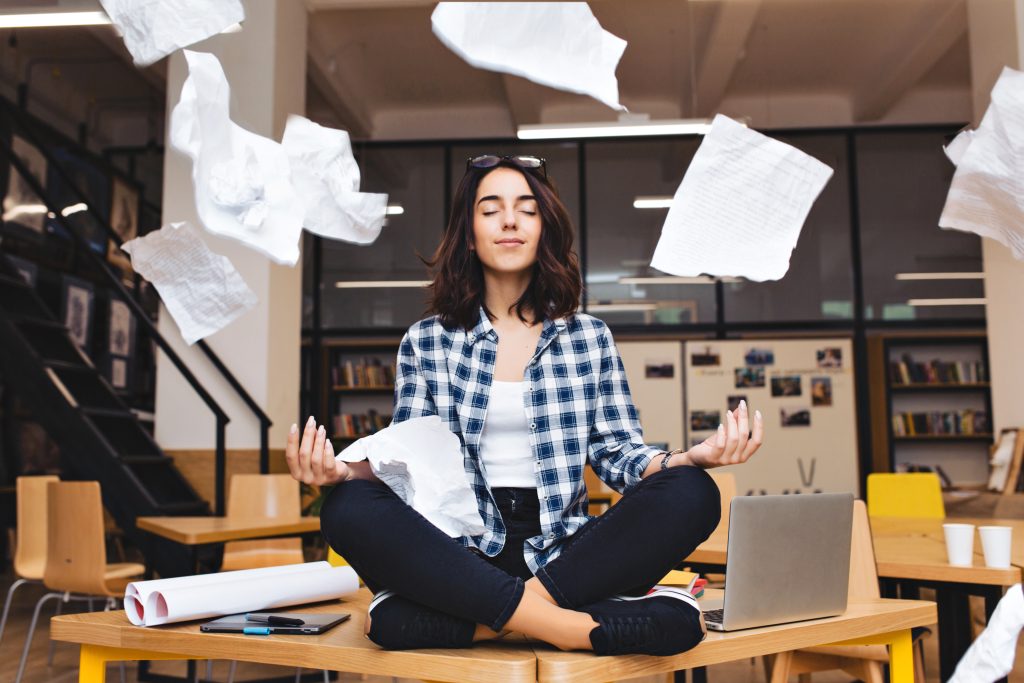 Empleada tranquila gracias a la salud mental
